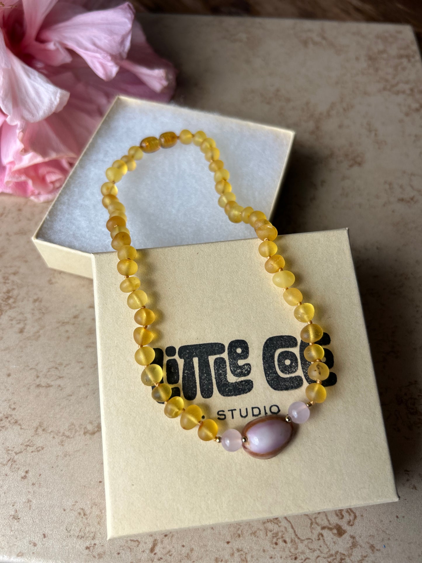 13” Amber & Cowrie Shell Neck’lei